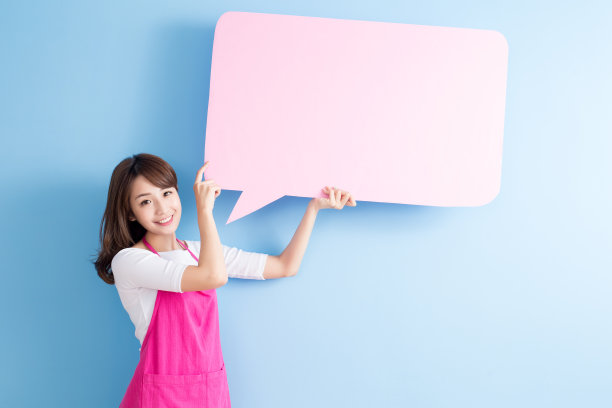 家庭主妇拿着演讲泡泡广告牌图片下载