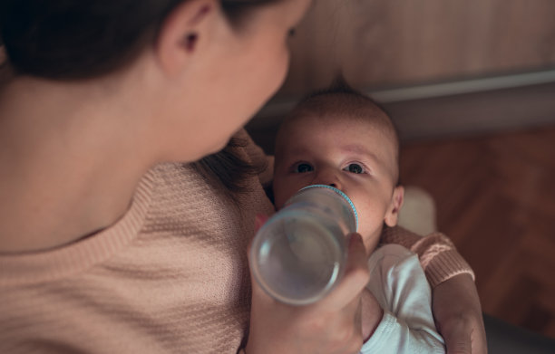 漂亮宝宝喝牛奶图片下载