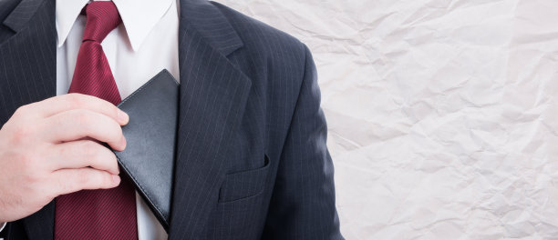 业务经理拿出钱包图片下载