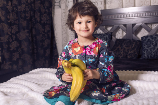 可爱的香蕉小女孩图片下载