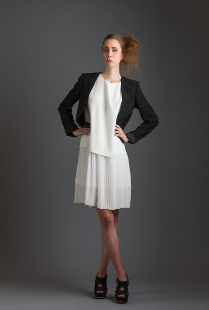 女孩和衣服图片下载