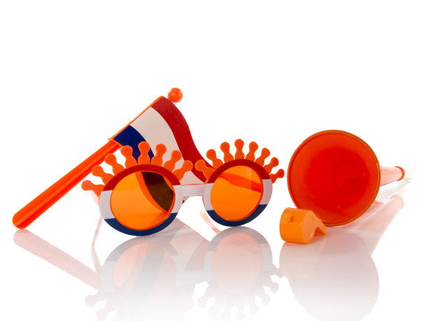 塑料眼镜、喇叭、笛子和橙色的旗帜图片下载