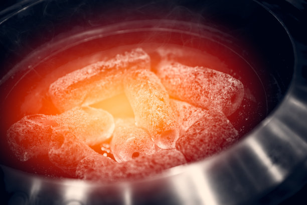 热炭炉的火。图片下载