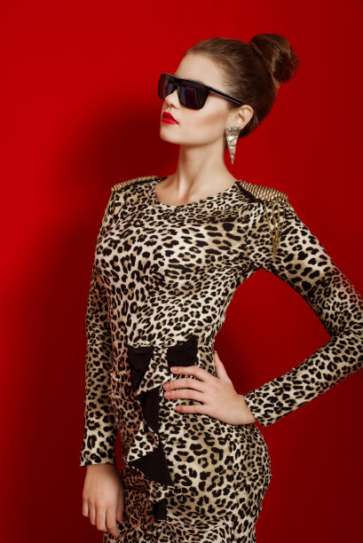 穿着时髦裙子的漂亮女孩图片下载