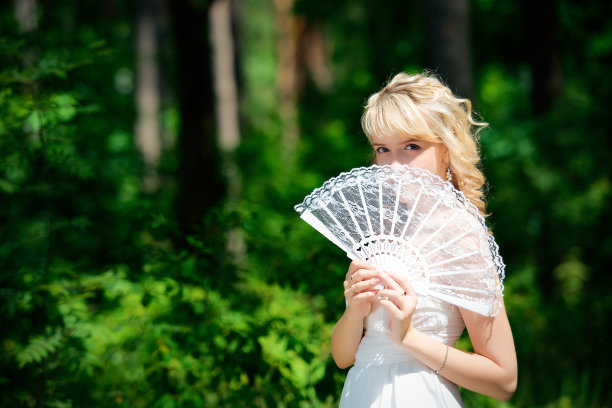 美丽的新娘与扇子素材图片