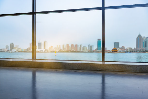 透过窗户看到的上海城市景观素材图片