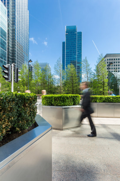 商务主管走出现代化的办公大楼图片下载