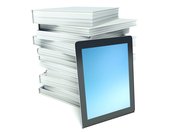 平板电脑和书籍，数字和纸质图书馆的概念图片下载