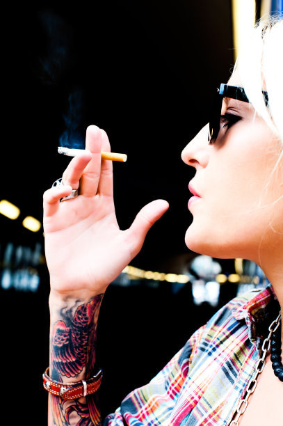 吸烟的女人图片下载