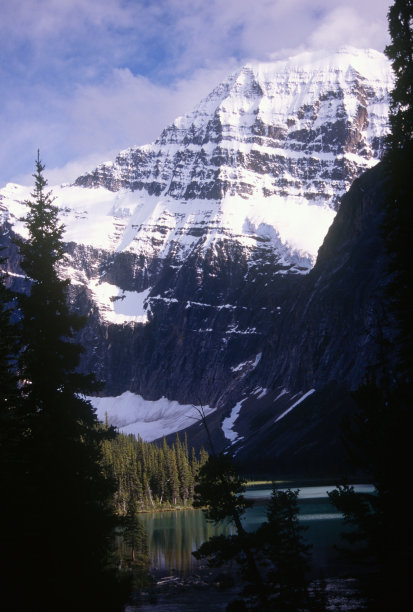 在贾斯珀国家公园的伊迪丝卡维尔山图片下载