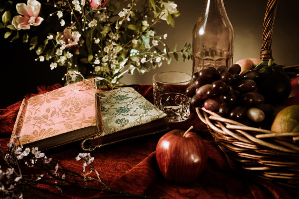 有旧书、水果、篮子和玻璃杯的静物。图片下载