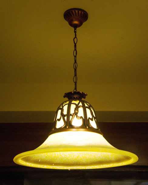 优雅的吊灯悬挂在天花板上图片下载