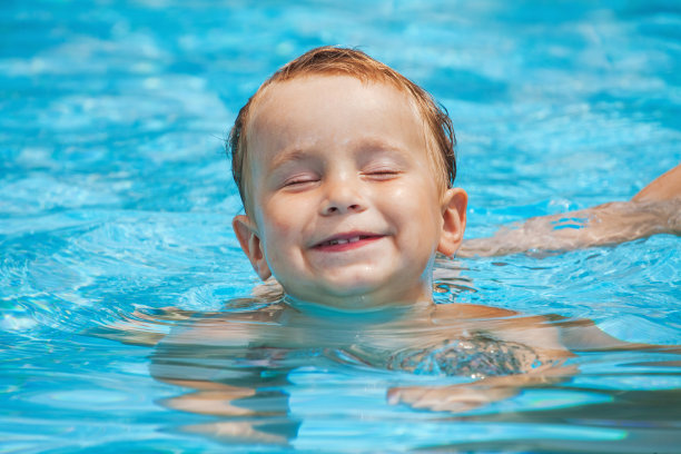 小男孩在游泳池里图片下载