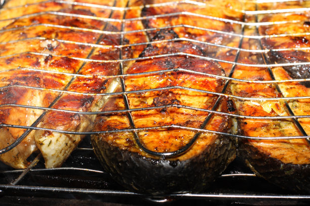 鲑鱼在烧烤图片下载