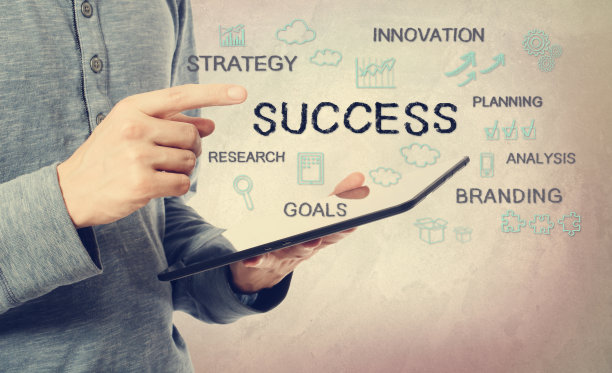 用平板电脑成功的年轻人图片下载