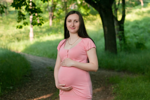 怀孕的女孩图片下载