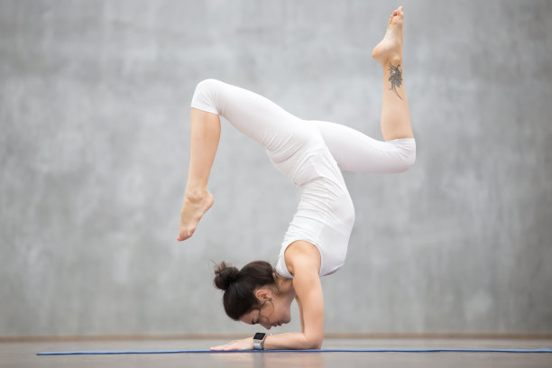 美丽瑜伽:双手倒立，双腿弯曲图片下载