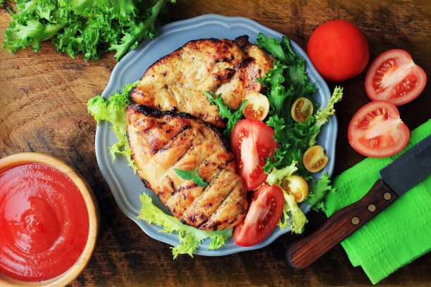 木背景烤鸡胸肉图片下载