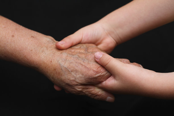 老人和年轻人的手图片下载