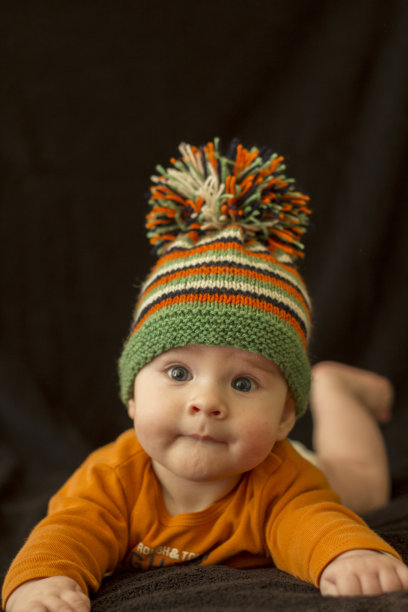 冬天的帽子和绒球图片下载