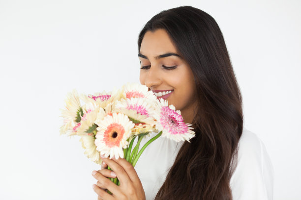 美丽的印度女人闻非洲菊花素材图片