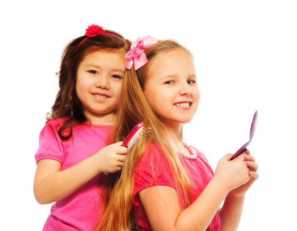 两个女孩在梳头图片下载