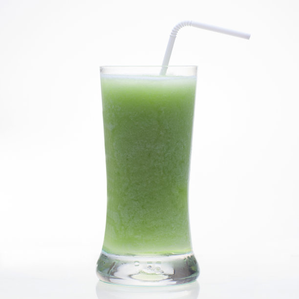 猕猴桃汁在玻璃杯中单独摇动图片下载