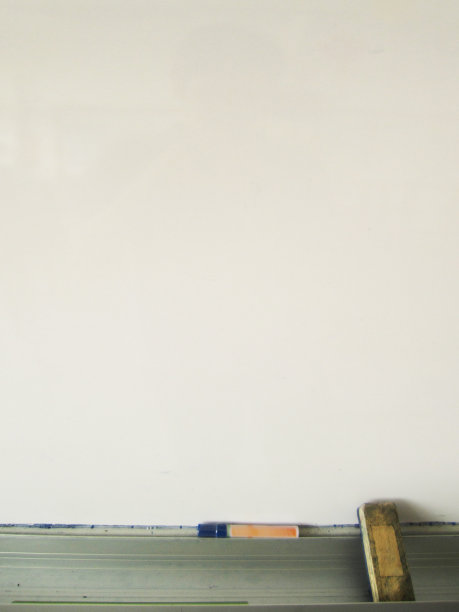 带钢笔和橡皮的白板图片下载