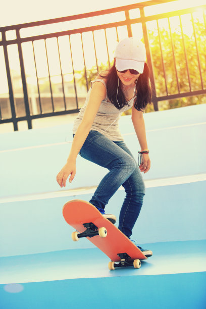滑板的女人图片下载