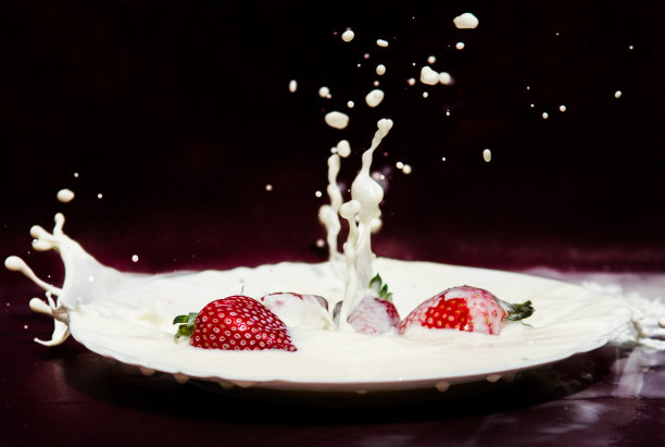 草莓牛奶飞溅图片下载