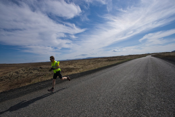 独自一人跑步图片下载