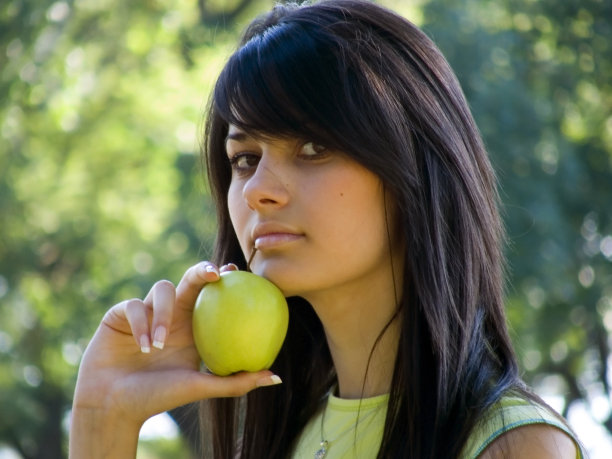 与苹果的女孩图片下载