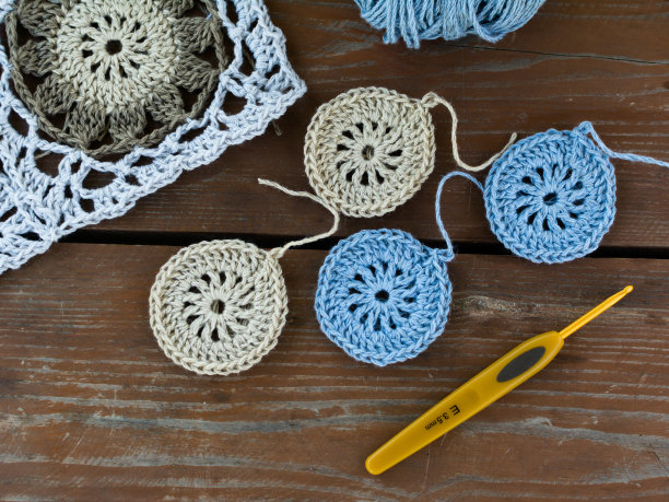 编织奶奶的方块，图案，钩针和纱线。图片下载