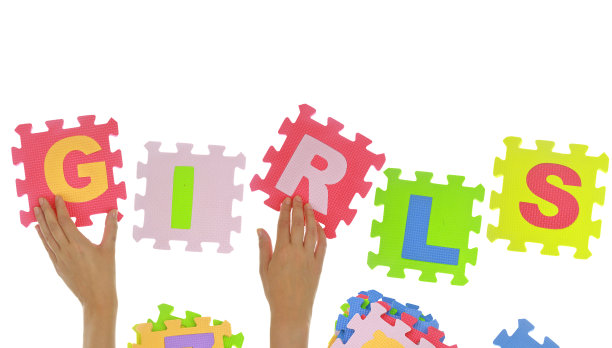 手形成单词“女孩”与拼图碎片孤立图片下载