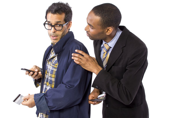 小偷正在给顾客的信用卡拍照图片下载