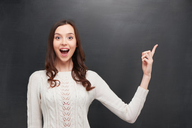 奇怪的女人看着镜头图片下载