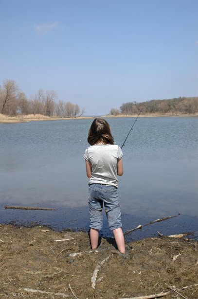 女孩在泥里钓鱼图片下载