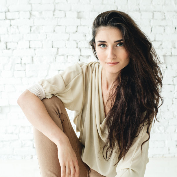 美丽的黑发女人肖像。自然的妆容。影棚拍摄。图片下载