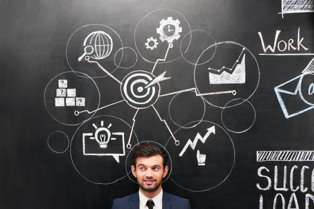 商人和写着彩色图表的黑板图片下载