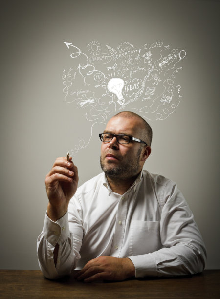 创造者。穿着白色和思想的人。图片下载