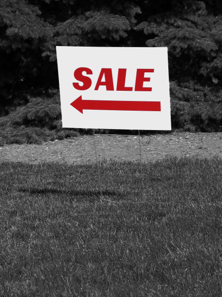 黑色和白色背景上的红色销售标志图片下载