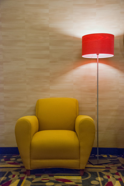 黄色的椅子和红色的灯图片下载