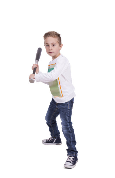 小学生挥动棒球棒图片下载