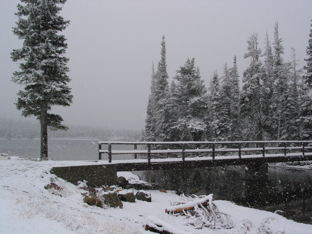 山暴风雪图片下载