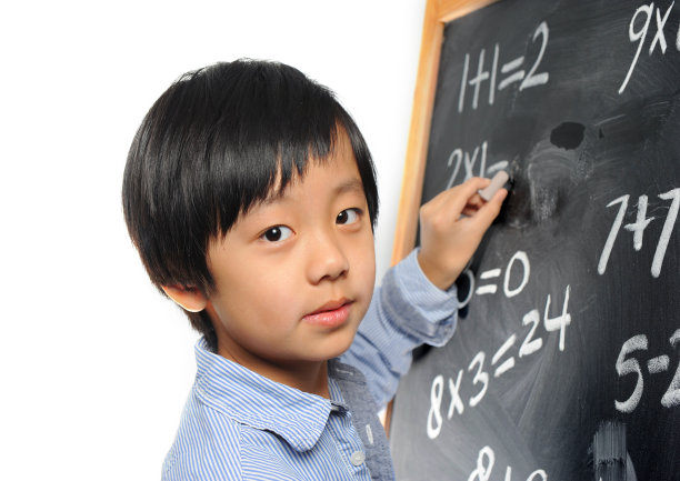聪明的亚洲男孩在黑板上写字图片下载