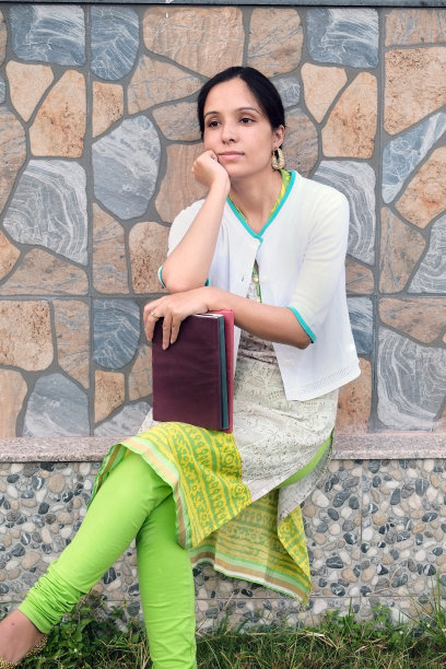 深思熟虑的印度大学生忙着思考图片下载