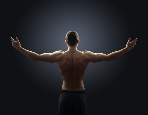 赤裸上身的男人把他的胳膊伸到一边图片下载