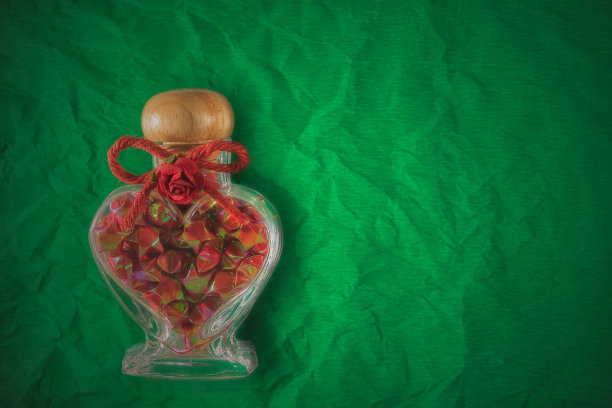 心脏形状的玻璃瓶与星形纸图片下载