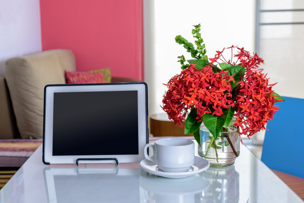 客厅背景上方的桌子上有彩色花瓶、写字板图片下载