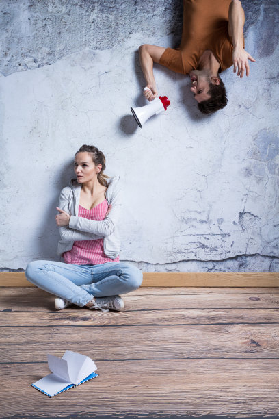 恼怒的女人和大喊大叫的男人图片下载